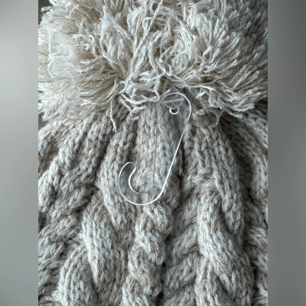 Frye & Co Cable Knit Beanie Pom Pom Hat Oatmeal NWT Fits Teens/ Small